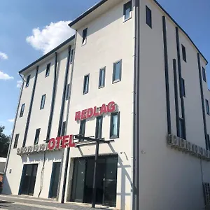 Hotel Red Flag